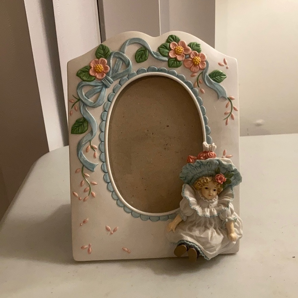 1990 Sarah H5548 Heirloom tradition picture frame designed by Maud Bogart
